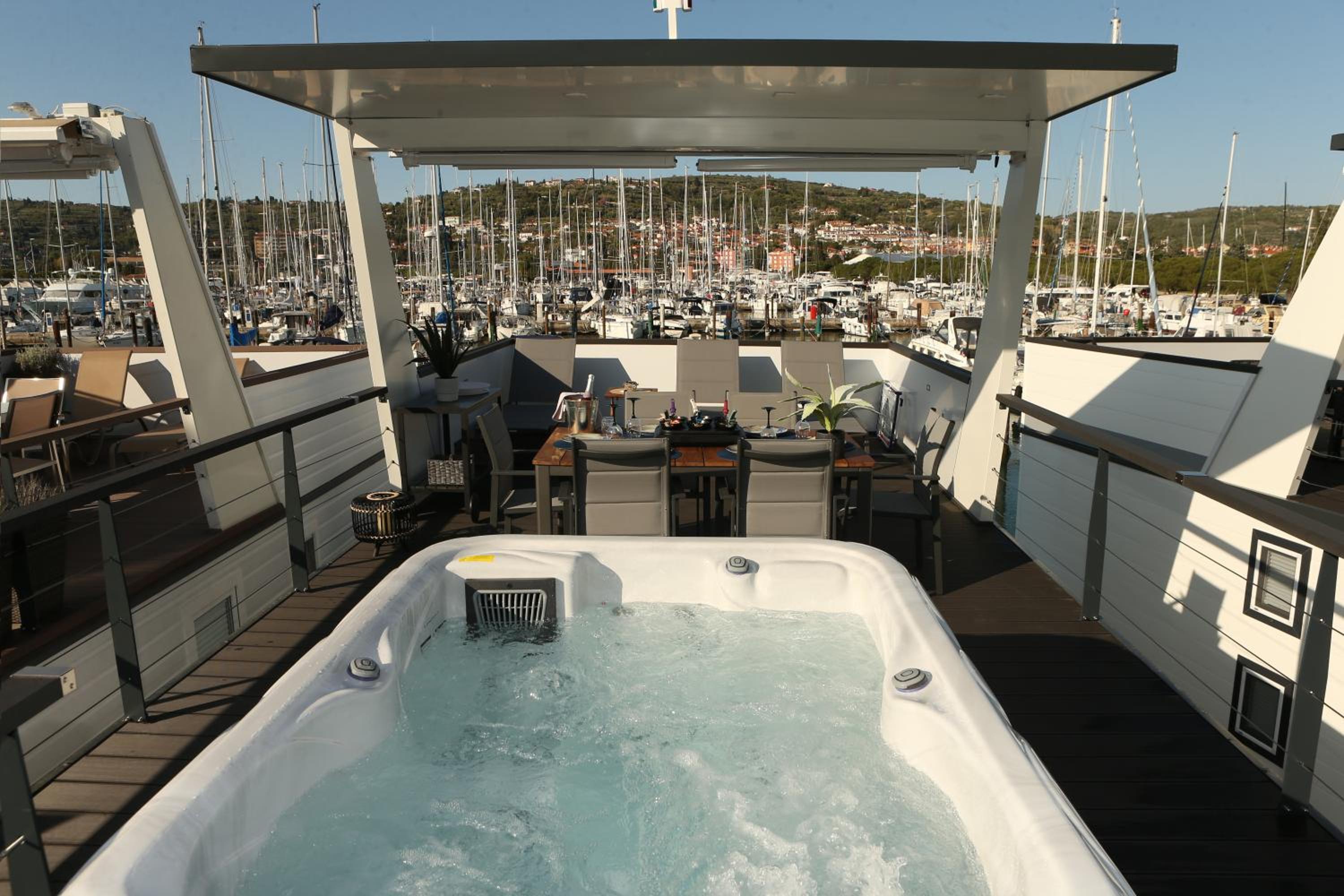 Jacuzzi z razgledom — Floating house Maui