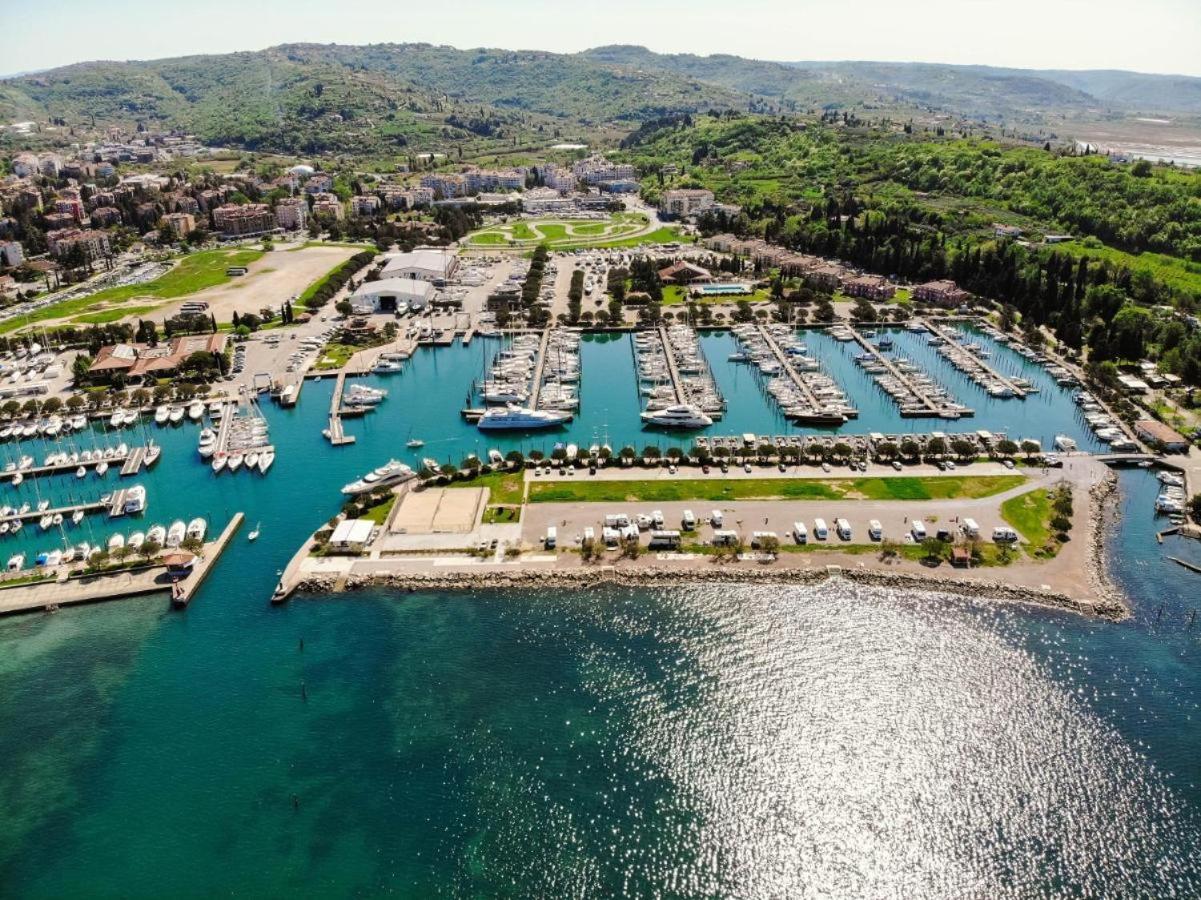 Marina iz zraka — Floating house Maui