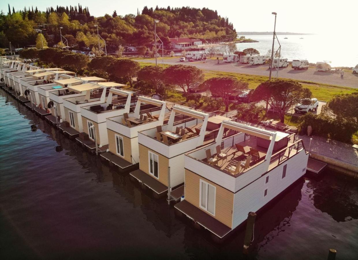 Hiške na vodi — Floating house Maui
