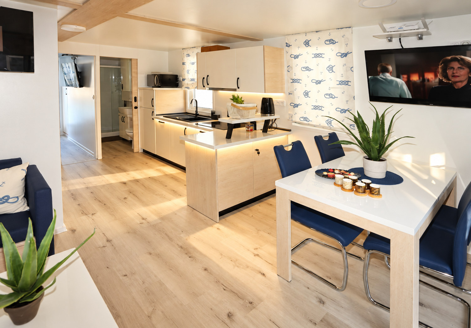 Kuhinja in dnevni prostor — Floating house Maui